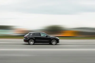 Bientôt une bride automatique dans votre voiture ? Ce que prépare l'Europe fait déjà polémique
