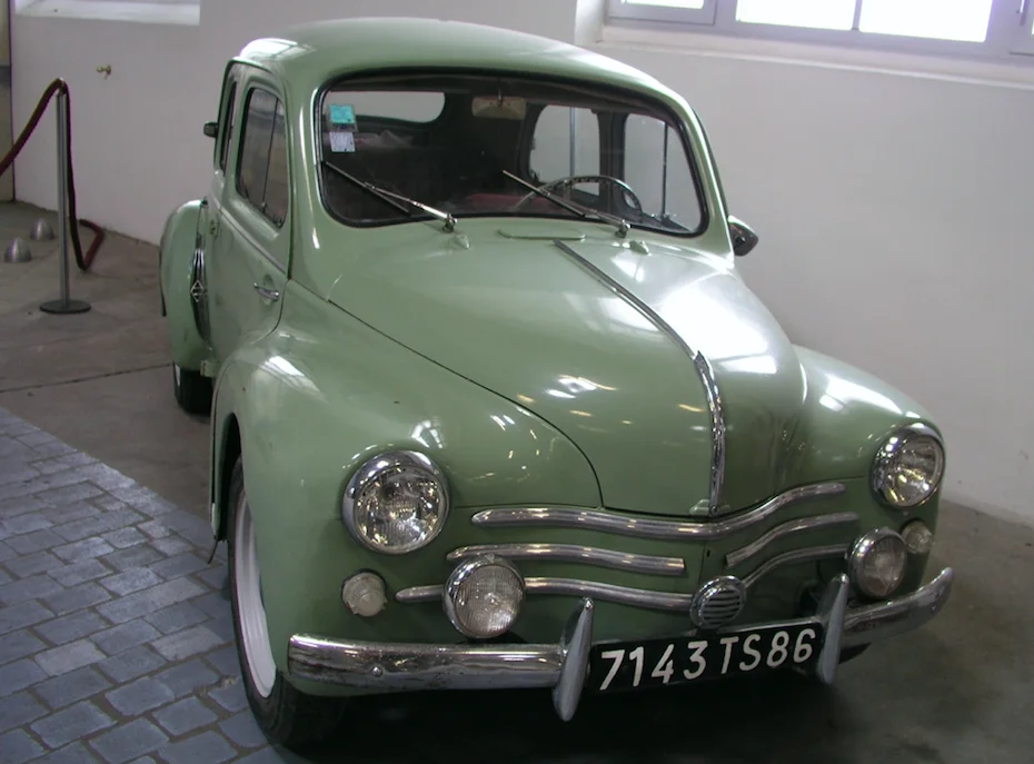 Maine-et-Loire : Fans de la marque Renault, les membres de cette famille sont baptisés et se marient devant une 4CV