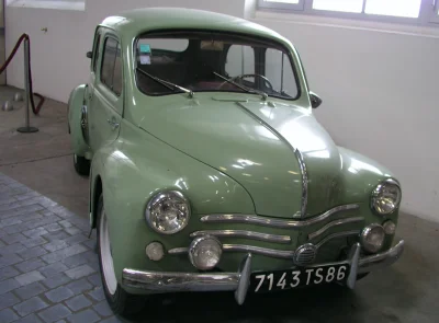 Maine-et-Loire : Fans de la marque Renault, les membres de cette famille sont baptisés et se marient devant une 4CV