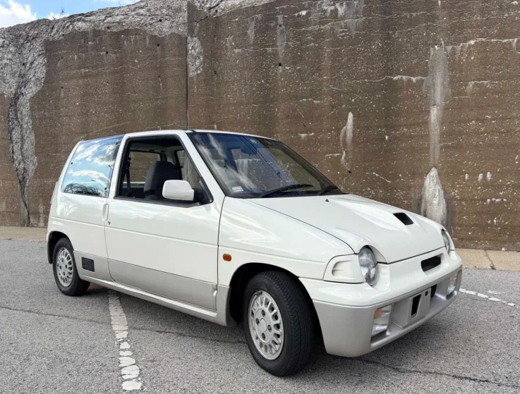 Cette Kei turbo de 657 cm³ de Suzuki est en vente, elle développe moins de puissance qu'une moto de 1 000 cm³