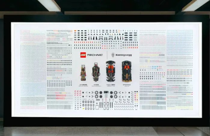 Shangai : La Koenigsegg en LEGO démontée et exposée dans les couloirs du métro
