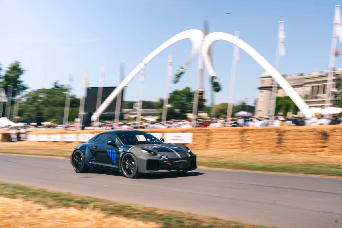 Le mulet de l'Alpine A110 a pris la piste à Goodwood !