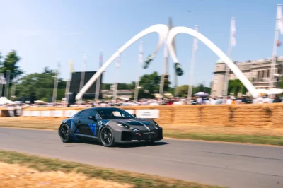 Le mulet de l'Alpine A110 a pris la piste à Goodwood !