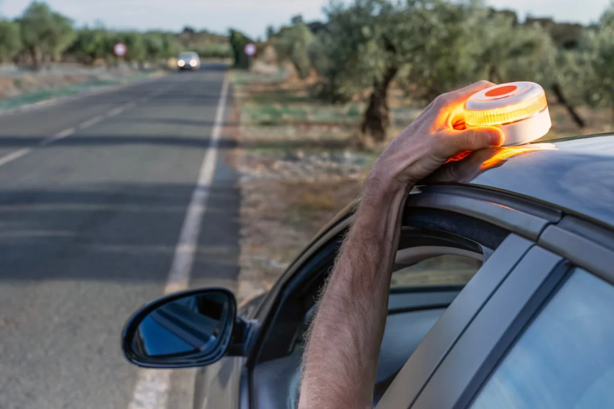 Balises lumineuses : bientôt obligatoires en France comme en Espagne ?