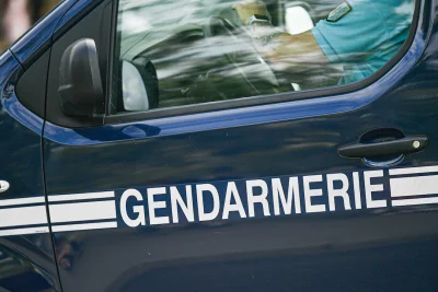 Cet automobiliste se fait arrêter par les policiers après avoir enchaîné les infractions en tractant un bateau