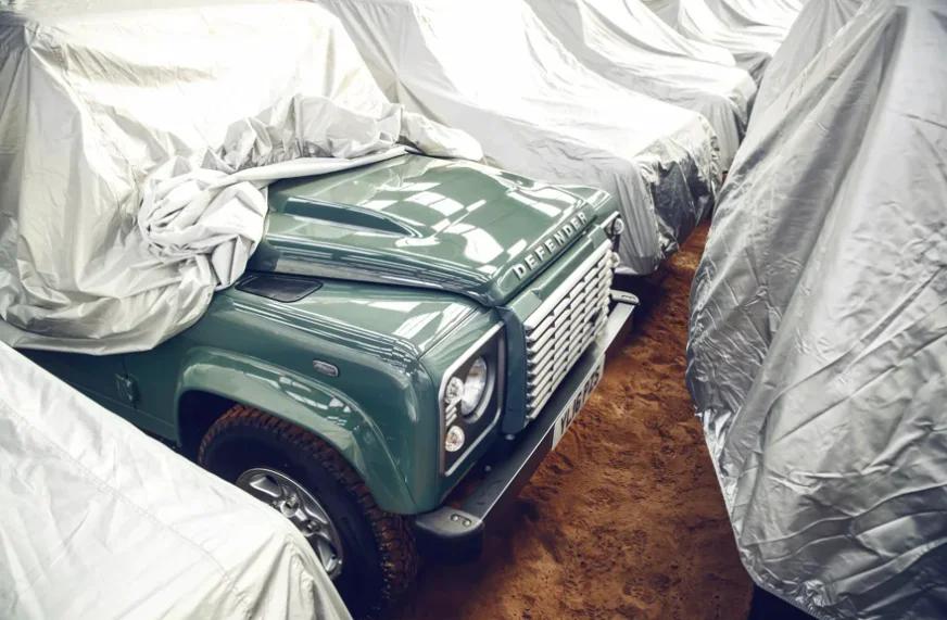 Il achète 240 Land Rover Defenders pour faire du profit... mais l'un d'entre eux a disparu avant d'être revendu