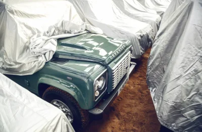 Il achète 240 Land Rover Defenders pour faire du profit... mais l'un d'entre eux a disparu avant d'être revendu