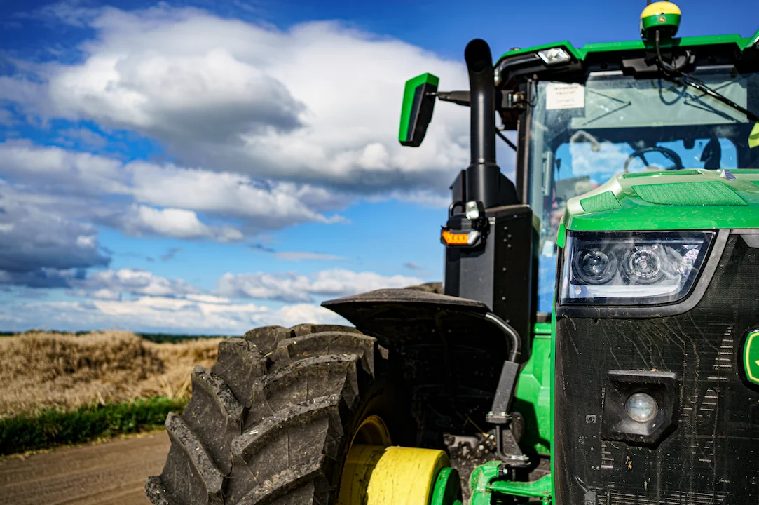 Dordogne : Une dépanneuse en intervention sur un camion tombe en panne, un tracteur leur vient en aide
