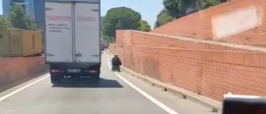 En fauteuil roulant sur la bande d'arrêt d'urgence, cet homme prend tous les risques