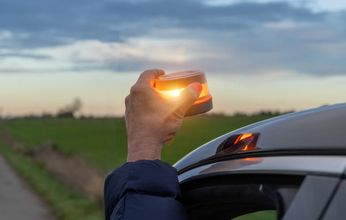 Des milliers de Français vont croiser cette lumière orange cet été… sans savoir ce qu'elle signifie