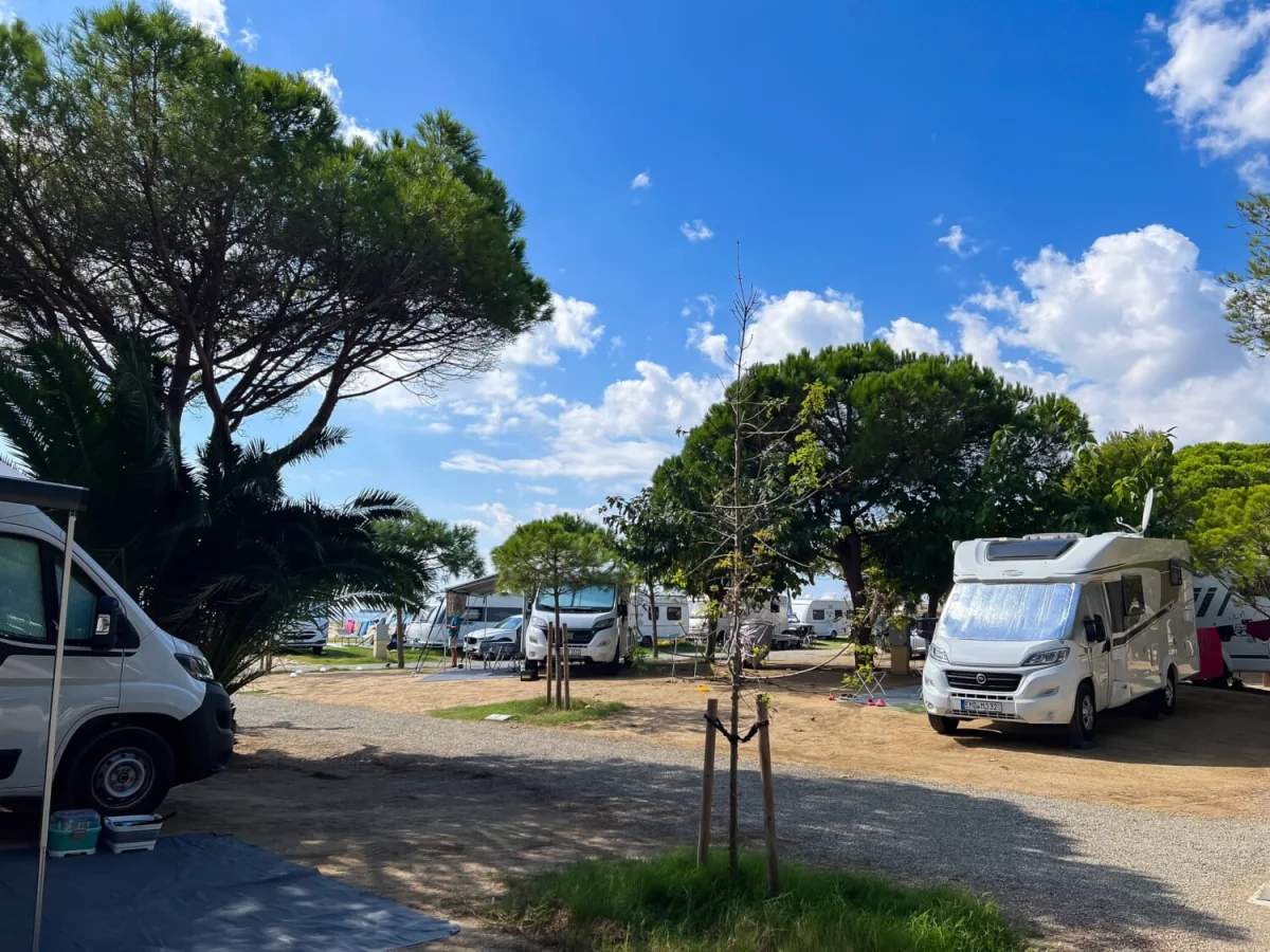 Plage, port, supermarché, aire de repos... où peut-on vraiment dormir en camping-car ?