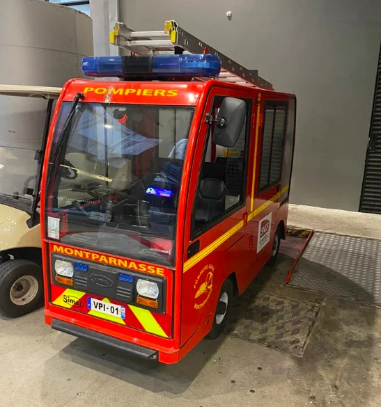 Il est tout petit mais ce camion de pompiers est bien utile à la gare Montparnasse