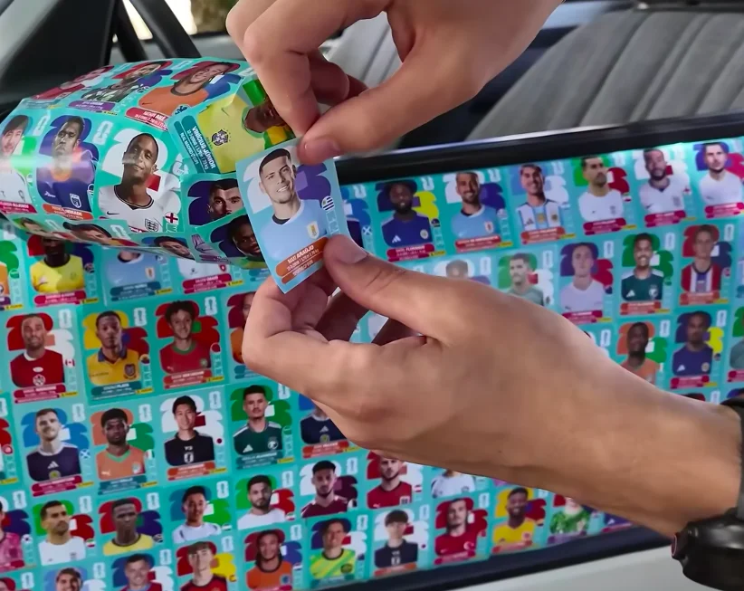 Dordogne : Il recouvre sa Peugeot 205 de vignettes Panini de la Coupe du monde