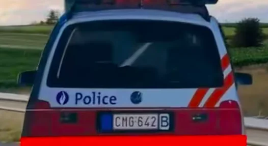 Belgique : Une fausse voiture de police en carton fait forte impression au bord de la route, la ressemblance est frappante
