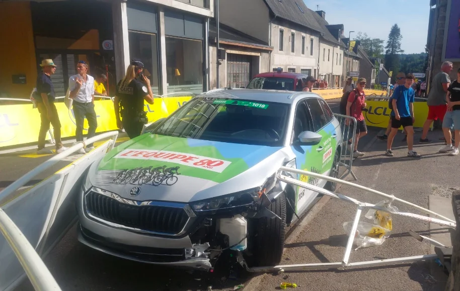 Une voiture de presse percute des spectateurs sur le Tour de France, le chauffeur a fait un malaise