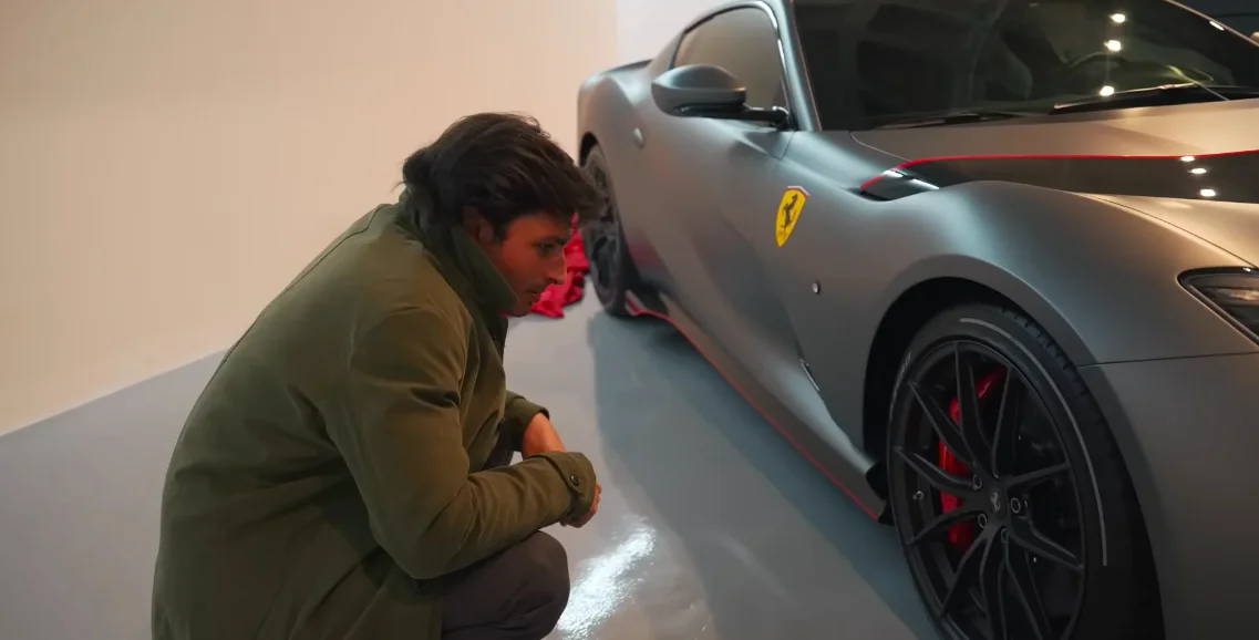 Carlos Sainz Jr. ouvre les portes de sa sublime collection de voitures très prisées