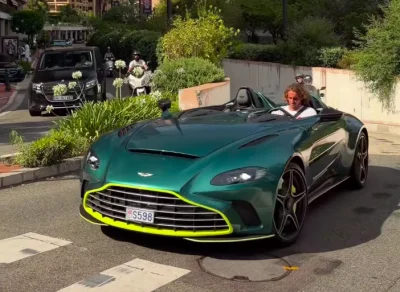 Monaco : Tsitsipas se balade dans son Aston Martin à 1 million d'euros