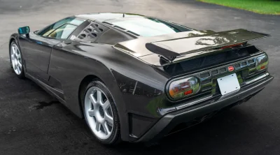 Il faudra débourser plusieurs millions pour se procurer la seule Bugatti EB110 SS au monde dotée d'une carrosserie en carbone apparent