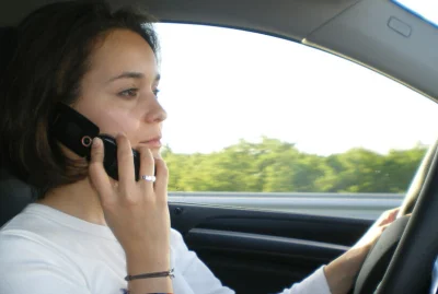 Téléphoner au volant ou discuter avec un passager : est-ce tout aussi dangereux ?
