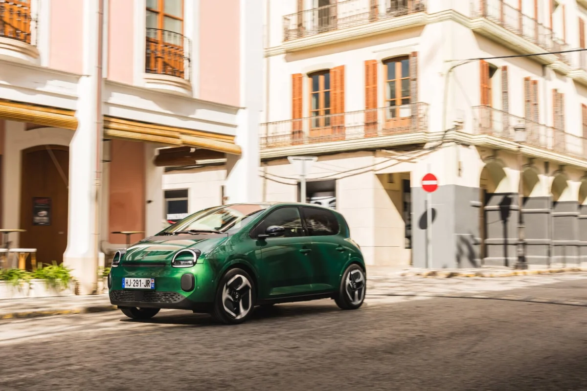 On pensait que les voitures électriques étaient imbattables en ville… l'une d'elles surprend aussi ailleurs