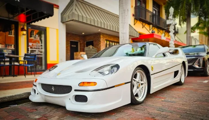 Floride : Cette voiture ressemble à une Ferrari F50, et pourtant elle n'a rien à voir