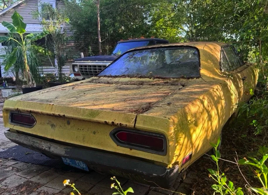 Il laisse sa Plymouth de 1970 à l'abandon en extérieur, elle coûte désormais quelques centaines d'euros