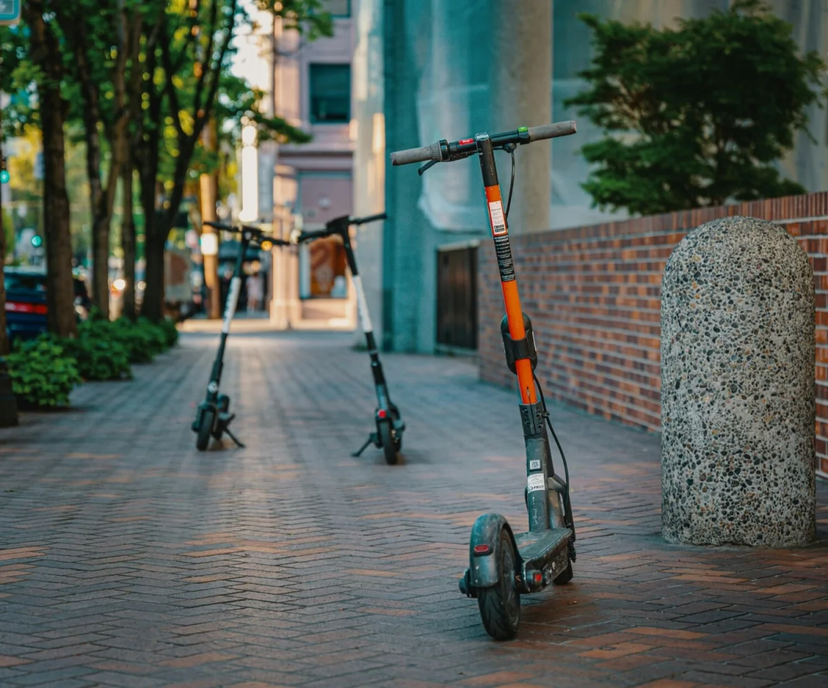Casque et gilet obligatoire en trottinette électrique : cette mesure locale pourrait-elle faire des émules ?