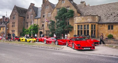 Ils roulaient dans leurs Ferrari à 58 millions d'euros lorsque la légende de la Scuderia Nigel Mansell les a rejoints