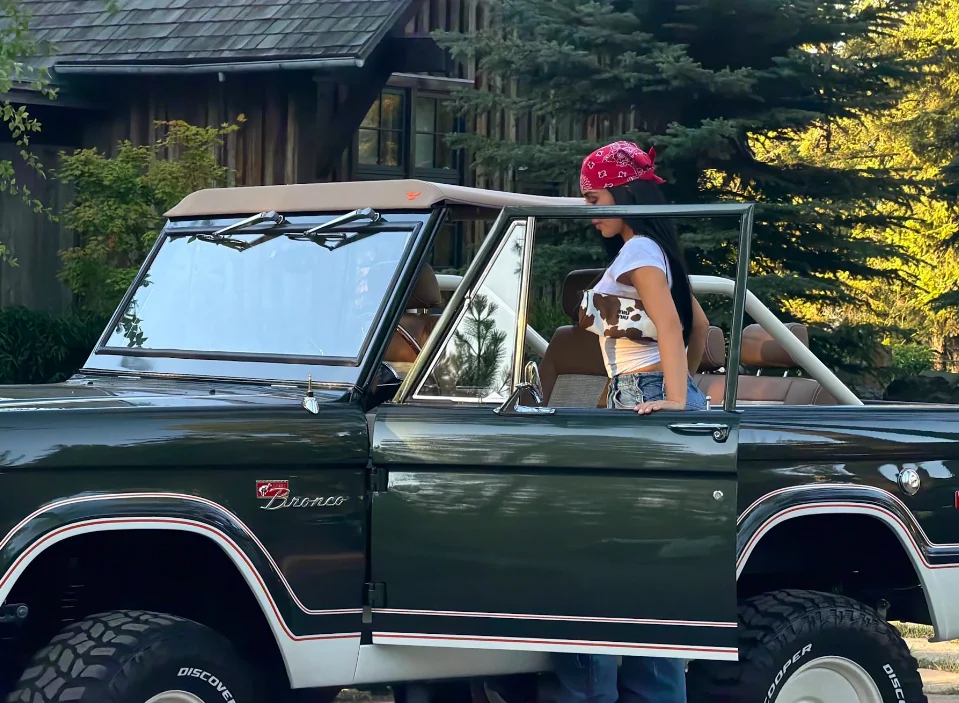 Cet été, Kim Kardashian se promène dans un somptueux Ford Bronco Ranger de 1973 d'une valeur de 262.000 euros