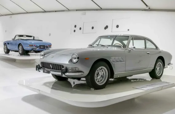 Modène : Cette expo de Ferrari montre celles de Cher, Madonna, Pavarotti, Lennon et plus encore