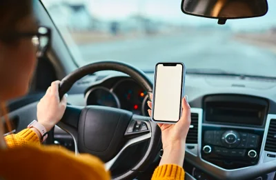 Photographiée par un radar alors qu'elle téléphonait au volant, le cliché n'a pas de valeur juridique