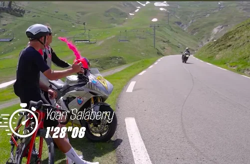 Ils descendent le Tourmalet à vélo et en moto. Qui ira le plus vite ?