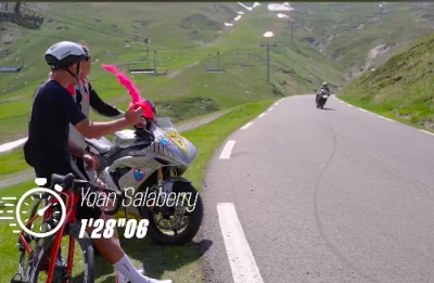 Ils descendent le Tourmalet à vélo et en moto. Qui ira le plus vite ?