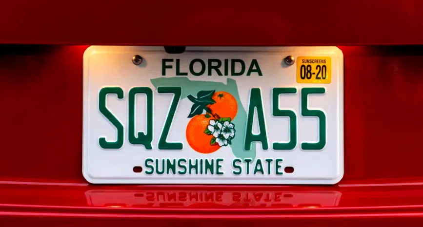 Floride : Cette retraitée reçoit des plaques d'immatriculation assez vulgaires pour sa voiture