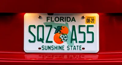 Floride : Cette retraitée reçoit des plaques d'immatriculation assez vulgaires pour sa voiture
