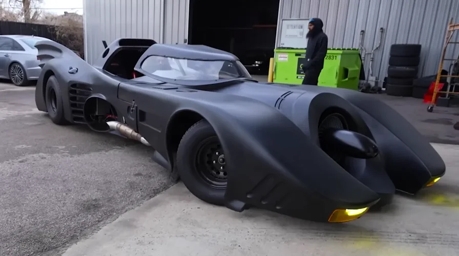Quand cette Batmobile de 1989 dotée de 1000 chevaux passe, tout le monde la regarde