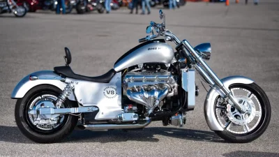 600 ch et un V8 de 8,1 litres… cette moto semble défier toute logique