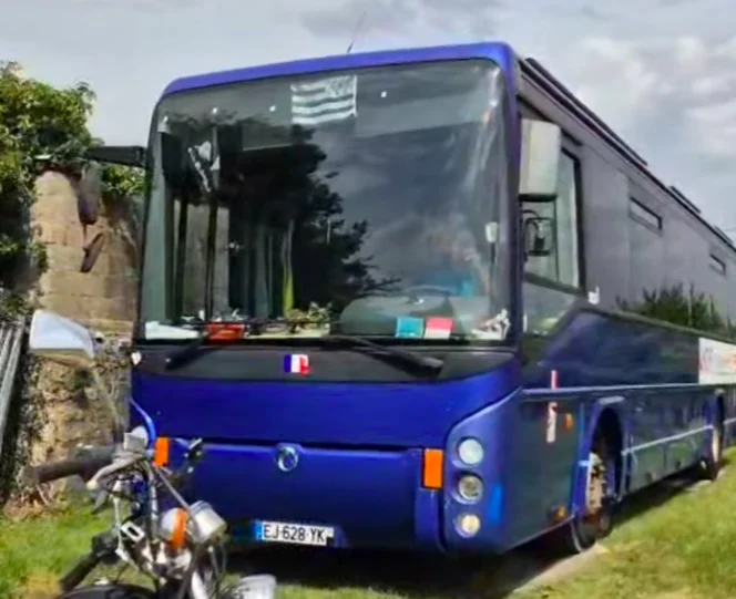 À bord de son bus aménagé, il part pour 7 ans de tour du monde