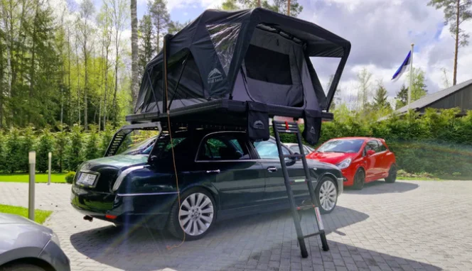 Cette Lancia Thesis devient la voiture idéale pour camper et personne ne l'aurait imaginé