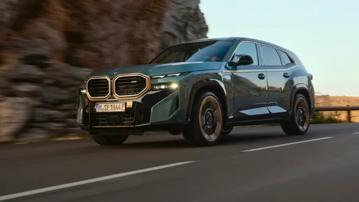 José Mourinho, nouvel entraîneur du Real Madrid, reçoit sa BMW XM de 650 chevaux d'une valeur de 200.000 euros