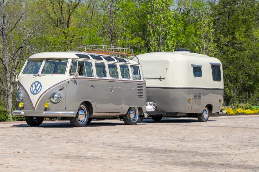 Ce Volkswagen Type 2 de 1962 restauré est vendu aux enchères avec sa caravane assortie