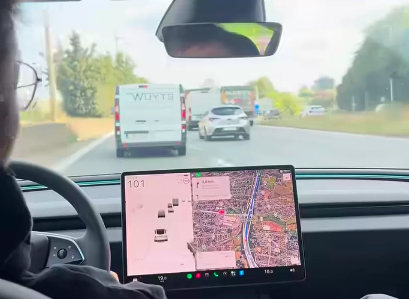 Bloqué derrière une camionnette qui n'avance pas assez vite, il décide de l'appeler automatiquement avec sa Tesla pour lui dire de se pousser