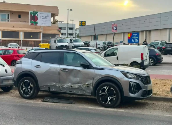 Un bus percute une voiture garée, un témoin a tout vu et laisse un mot à la victime