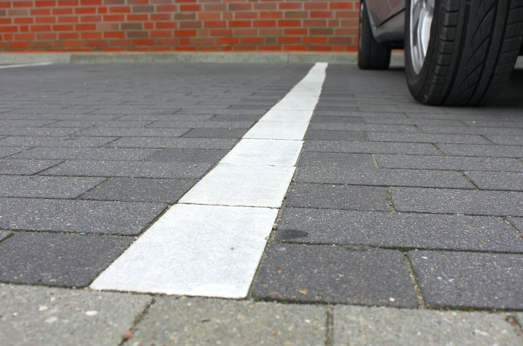 Elle repeint elle-même sa place de parking pour l'agrandir, ses voisins n'en reviennent pas