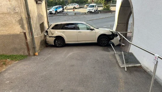 Cet octogénaire confond les pédales et sa voiture se retrouve bloqué entre deux murs