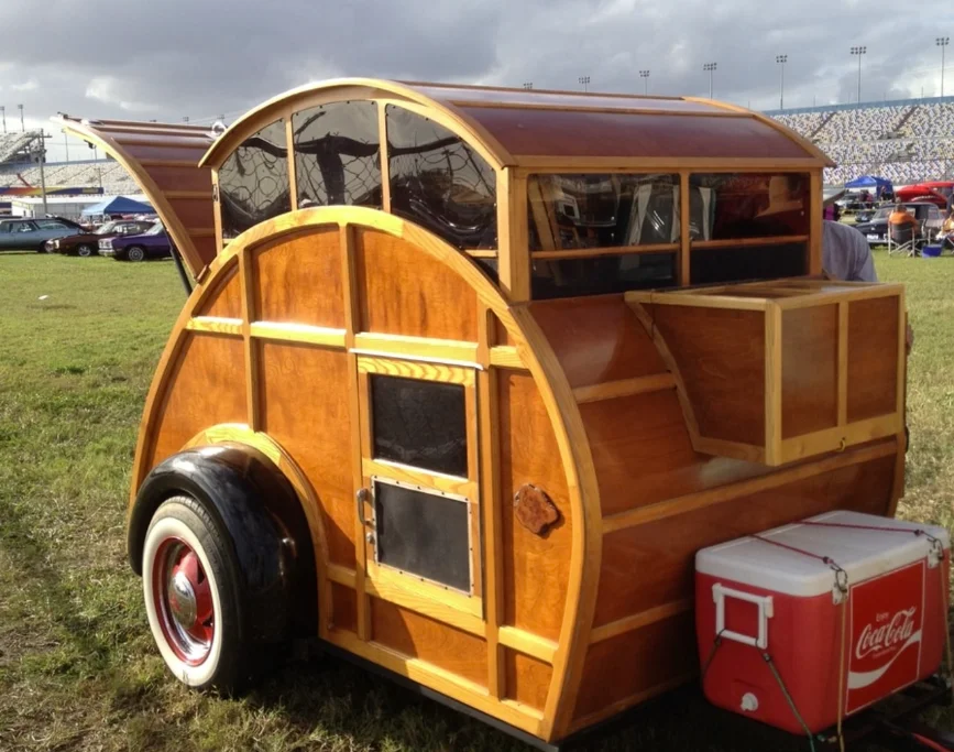 Il invente une caravane "teardrop" unique dotée d'un atrium sur le toit