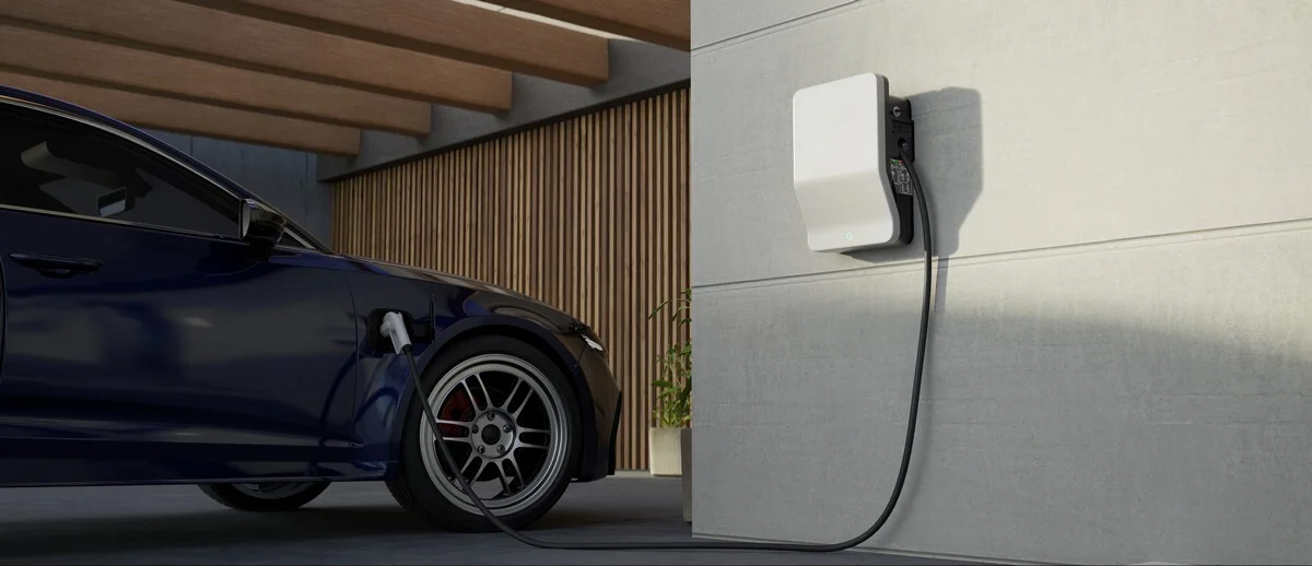 Puis-je installer moi-même ma borne de recharge à domicile ?