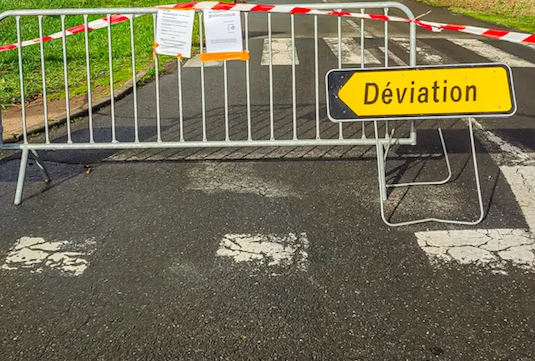 Meurthe-et-Moselle : Il se gare mal, sur la pelouse du village, et le maire décide d'entourer sa voiture de barrières