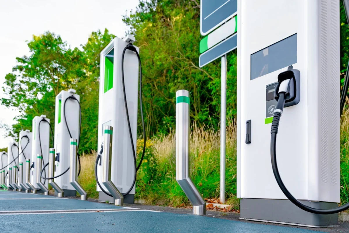 Vacances : où recharger sa voiture électrique lorsque les bornes d'autoroute sont saturées ?