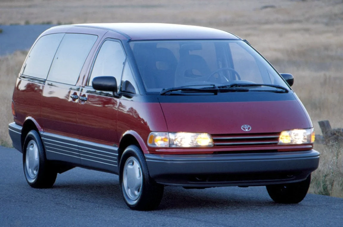 Toyota Previa : le monospace à moteur central que personne n’a osé imiter